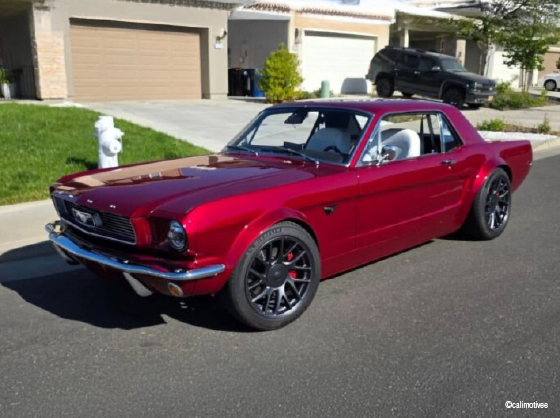 Une Ford Mustang 1966 équipée comme une Tesla