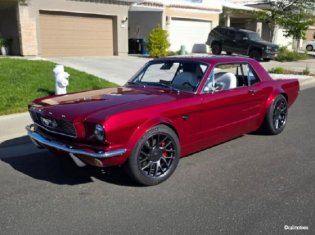 Une Ford Mustang 1966 équipée comme une Tesla